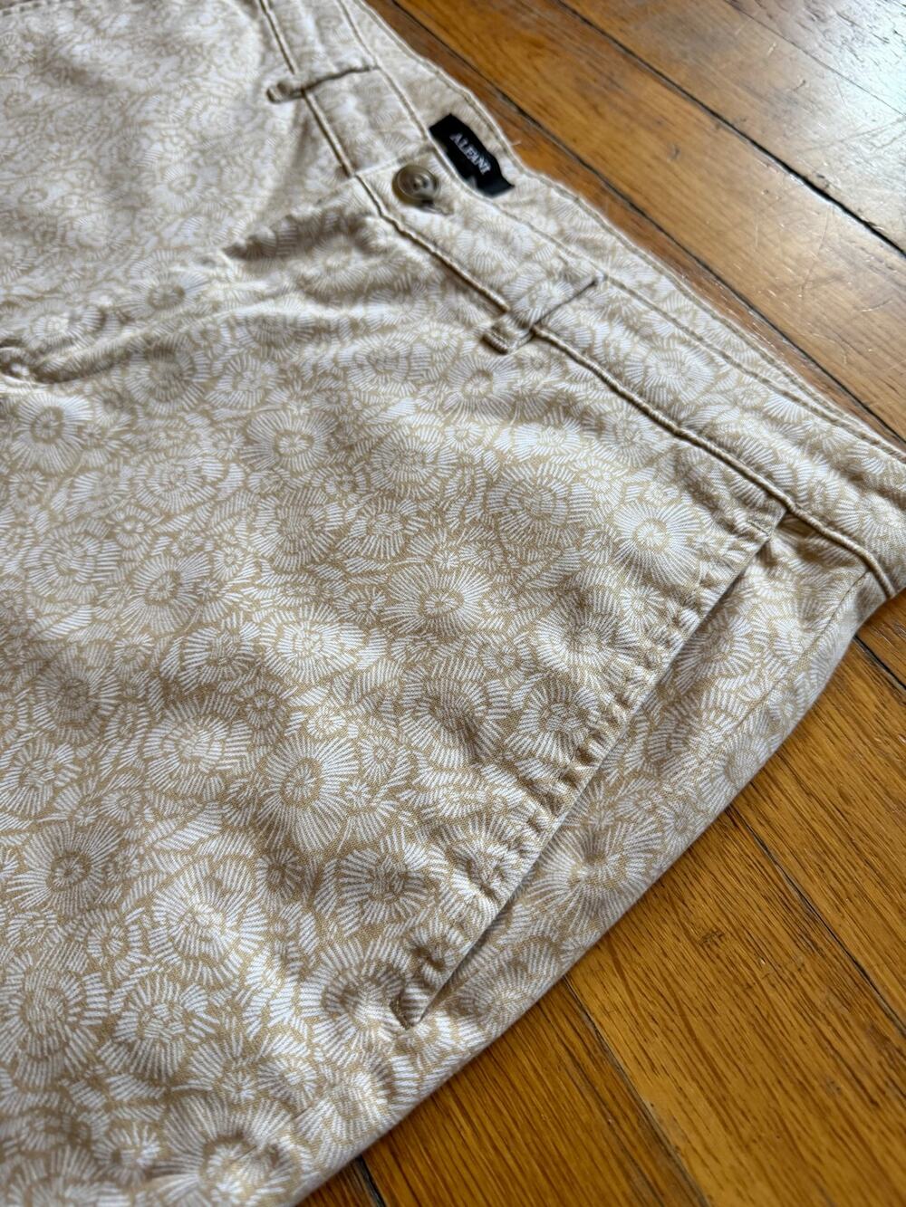 ALFANI Beige Floral Bermuda Shorts Mens sz 33 (actual 36w)